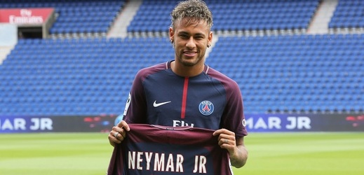 Fotbalista Neymar pózuje s dresem PSG.