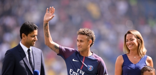 Neymar se v PAříži ukázal před vyprodaným stadionem.