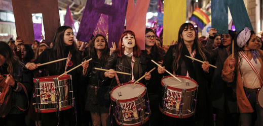 Demonstrace žen v Turecku z letošního Mezinárodního dne žen.