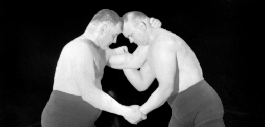 Zápasník Gustav Frištenský s bulharským zápasníkem Ferestanovem.