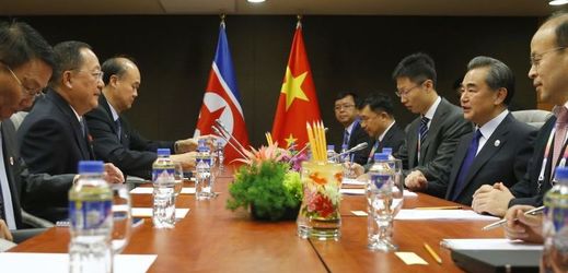 Severokorejský ministr zahraničí Ri Yong Ho (druhý z leva), na jednání s čínským ministrem Wangem Yim (druhý z prava).