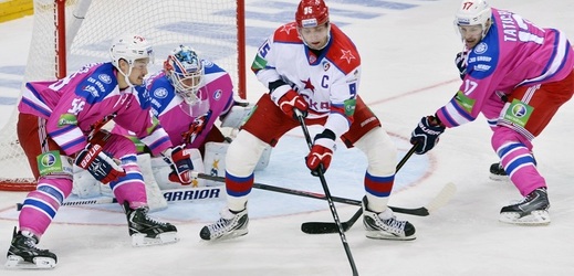 Hokejista Petr Tatíček v zápase za jeden ze svých bývalých klubů (ilustrační foto).