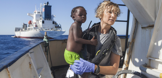Zdravotní sestra s dítětem zachráněným ve Středozemním moři. 