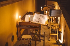 Orchestřiště za svitu svic v zámeckém barokním divadle ve Valticích.