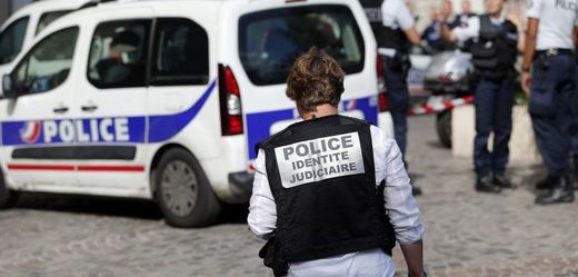 Policejní manévry po incidentu v Paříži.