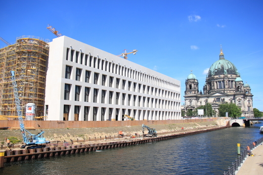 Moderní fasády i historizující portály už zdobí berlínský městský zámek.