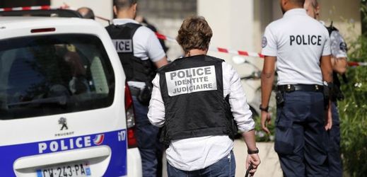 Francouzská policie vyšetřující na místě útoku.