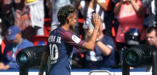 Fotbalista Neymar ve dresu svého nového klubu - Paris St. Germain.