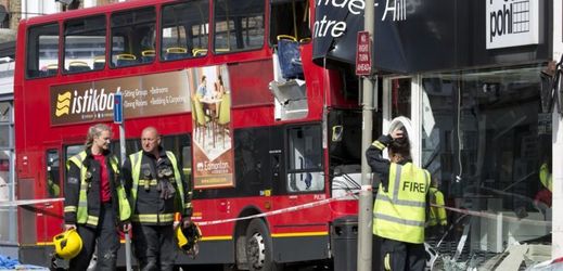 Nehoda autobusu v Londýně. 