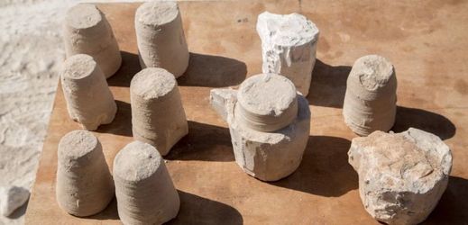 Kamenné nádoby z dva tisíce let staré dílny. 