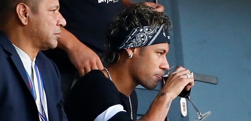 Brazilec Neymar možná zůstane opět na tribuně.