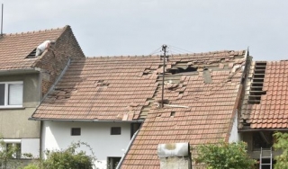 Kulový blesk zničil několik střech.