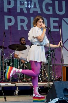 Slovenská zpěvačka Katarzia vystoupila v Praze na zahajovacím koncertu festivalu Prague Pride.