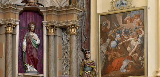 V kostele sv. Vařince je poprvé k vidění čtrnáct zrestaurovaných pláten křížové cesty (na snímku vpravo 3. zastavení - Pán Ježíš padá pod křížem poprvé). 