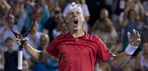 Mladý tenista Denis Shapovalov se raduje z postupu do semifinále turnaje v Montrealu.