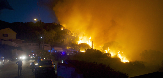 Kvůli požáru bylo na Korsice evakuováno tisíc lidí, hlavně turistů.