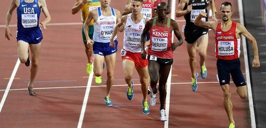 Český běžec Jakub Holuša se raduje z postupu do finálového běhu na MS v Londýně. 