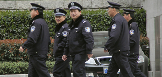 Šanghajská policie před budovou soudu.
