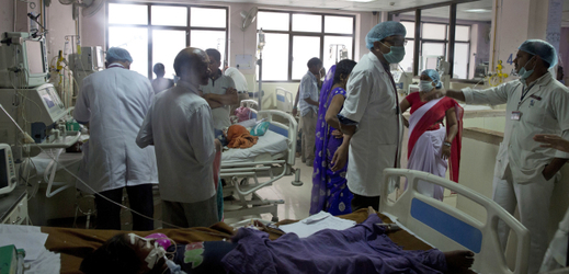 Snímek z indické nemocnice ve státě Uttarpradéš.