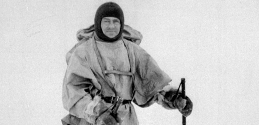 Robert Falcon Scott, anglický polárník, který 18.ledna 1912 jako druhý dosáhl jižního pólu (celá postava na lyžích).