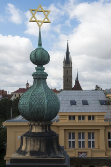 Pohled na kopuli synagogy v Čáslavi, která byla postavena podle plánů vídeňského architekta Wilhelma Stiassnyho.