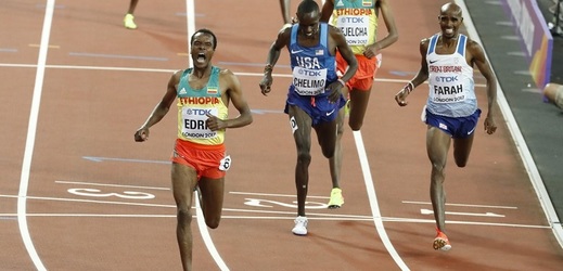 Vytrvalec Mo Farah dobíhá ve svém posledním závodě na pět tisíc metrů jako druhý.