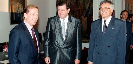 (Zleva) Prezident ČSFR Václav Havel, předseda HZDS Vladimír Mečiar a předseda ODS Václav Klaus.