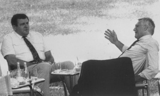 Slovenský premiér Vladimír Mečiar (vlevo) hovoří v zahradě brněnské vily Tugendhat s českým premiérem a předsedou ODS Václavem Klausem.