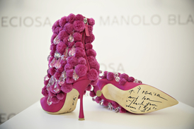 Na snímku jsou boty, které ušil pro Prahu španělský módní návrhář Manolo Blahnik.
