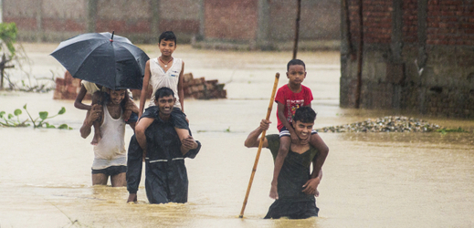 Silné deště způsobují v Nepálu záplavy a sesuvy půdy.