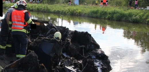 Hasiči zasahovali 13. srpna při požáru malé výletní lodi na Baťově kanálu v Babicích u Uherského Hradiště. 