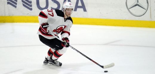 Český hokejový talent Pavel Zacha v dresu New Jersey Devils.