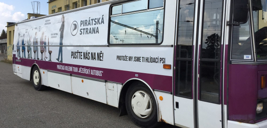 Piráti vyrazili do volební kampaně s "vězeňským autobusem".