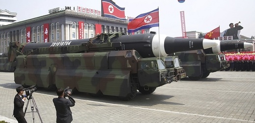 Vojenská přehlídka v severokorejském hlavním městě Pchjongjangu. Analytici se domnívají, že na snímku je balistická raketa středního doletu Hwasong 12.