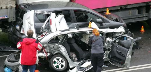 Kancelář pojistitelů po majitelích nepojištěných aut po nehodě škodu vymáhá (ilustrační foto).