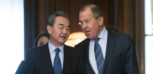 Wang I (vlevo) a Sergej Lavrov.
