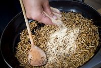 Příprava moučných červů na česneku (ilustrační foto).