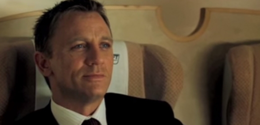 Daniel Craig jako James Bond.