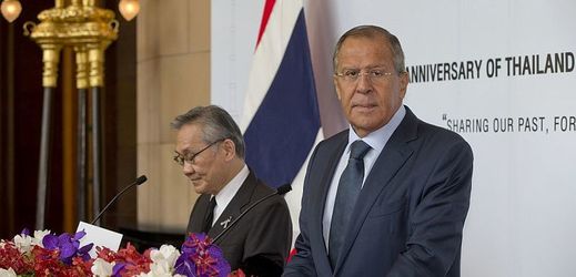 Zleva thajský ministr zahraničí Don Pramudwinai a (stojící) ruský ministr zahraničí Sergej Lavrov.