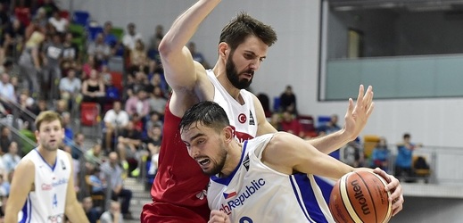 Česká basketbalová hvězda Tomáš Satoranský v zápase proti Turecku.