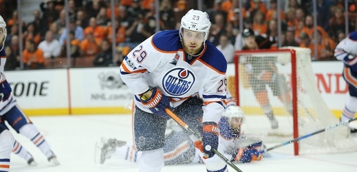 Německý hokejový útočník Leon Draisaitl se upsal Edmontonu Oilers na dalších osm sezon (ilustrační foto).
