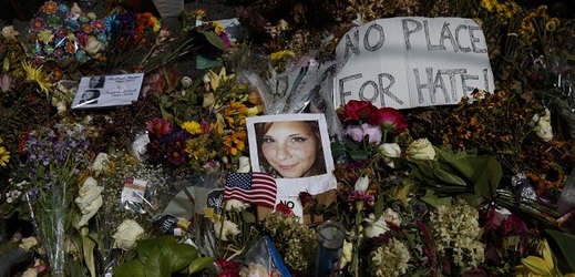 Lidé uctili památku zavražděné ženy v Charlottesville.
