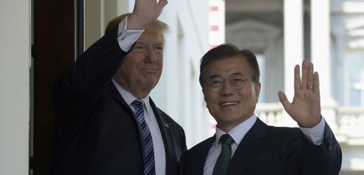 (zleva) Americký prezident Donald Trump a prezident Jižní Koree Mun Če-in.
