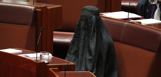 Pozdvižení v australském parlamentu.