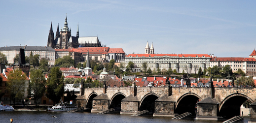 Většinu Pražského hradu zabírá prezidentská kancelář, a neumožňuje tak po celý rok zpřístupnění památky veřejnosti.