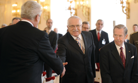 Zleva: Miloš Zeman, Václav Klaus a Václav Havel na Pražském hradě. Rok 2009.