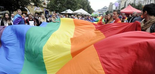 Prague Pride 2017 průvod, vlajka LGBT.