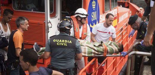 Záchranáři odnášející zraněného Maročana, Španělsko.