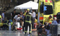 Záchranáři ošetřují oběti útoku v Barceloně.
