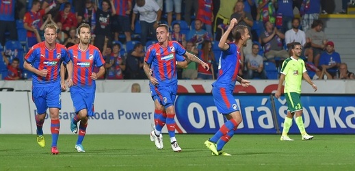Hráči Plzně se radují ze vstřeleného gólu do sítě Larnaky.